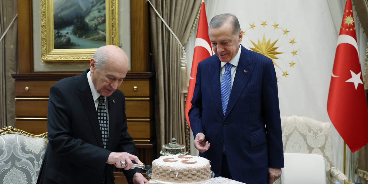 Cumhurbaşkanı Erdoğan'dan Bahçeli'ye 3 hilalli pasta