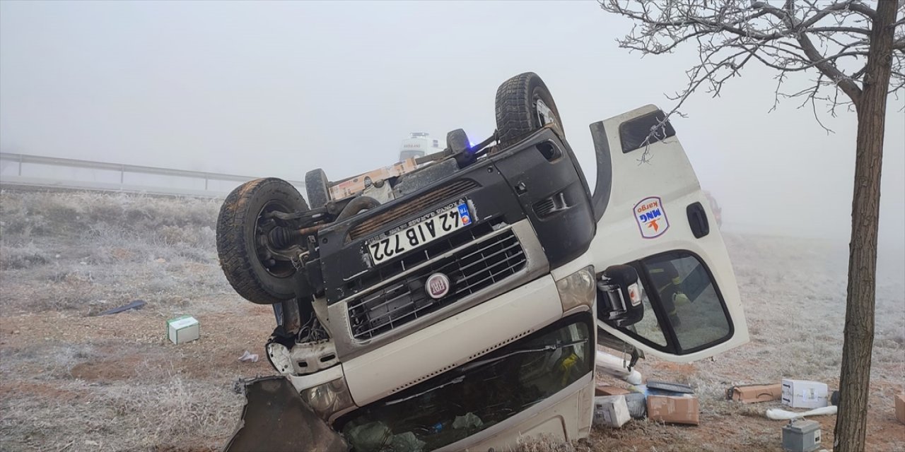 Konya'da trafik kazası! Kargo firmasına ait araç böyle devrildi