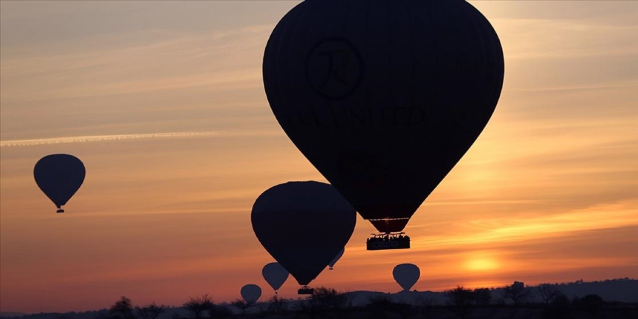 Turistler yeni yılın ilk gününü gökyüzünde karşıladı