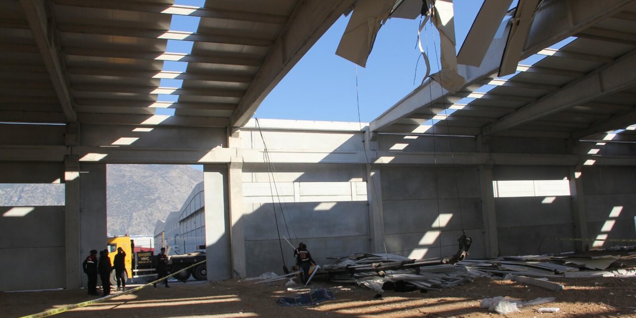 Vincin kırılan bomu çatıya düştü: 1 işçi öldü, 1 yaralı