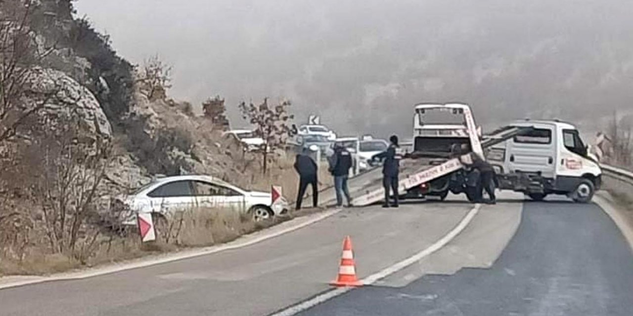 Eskişehir-Konya yolunda kaza! Refüje çarpıp, yol kenarına savruldu: 1 ölü, 3 yaralı