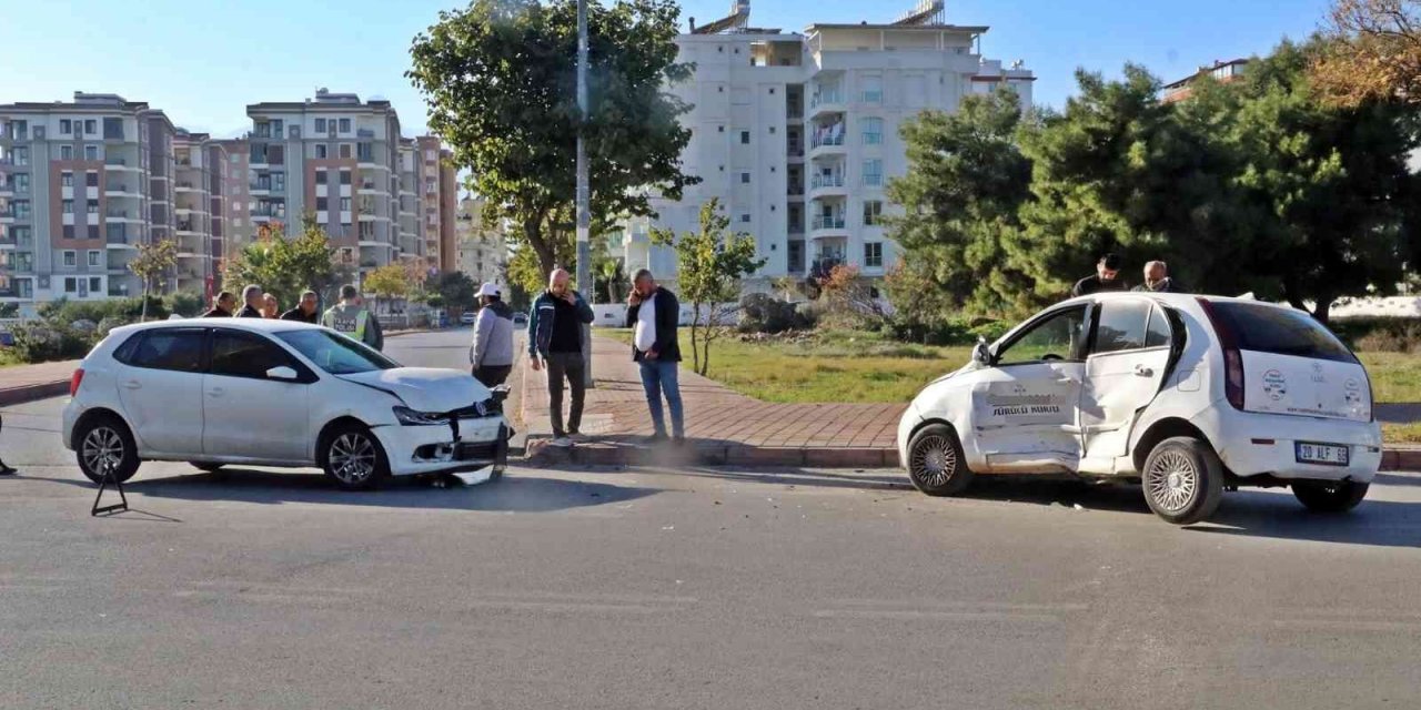 Sürücü adaylarının eğitim aldığı caddede ’ders’ veren kaza