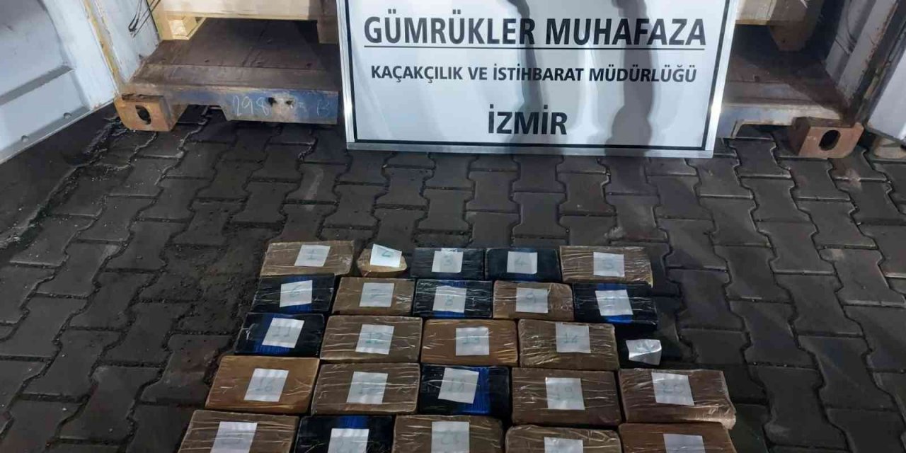 İzmir’de 26 kilogram kokain ele geçirdi
