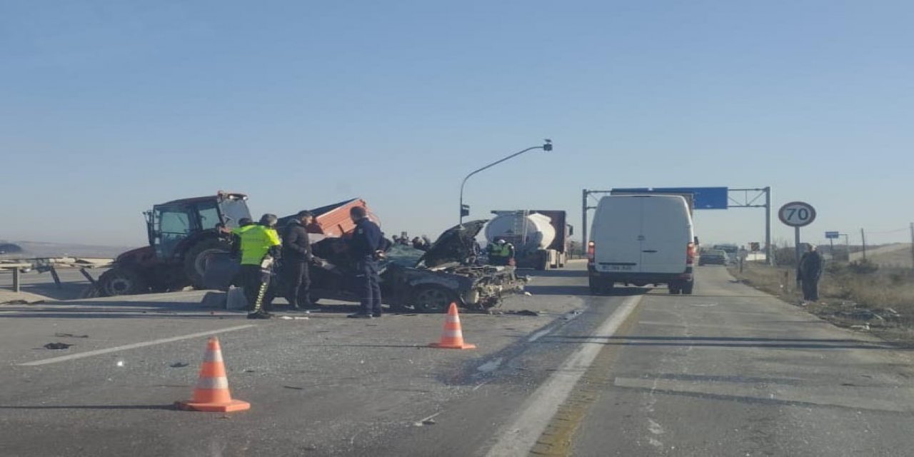 Eskişehir-Konya yolunda traktör ile otomobil çarpıştı: 3 yaralı