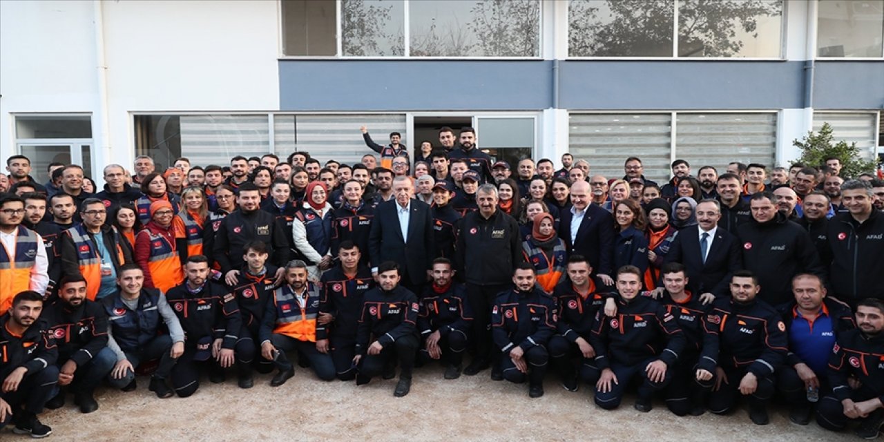 Erdoğan, Antalya'daki sel afetinde görev yapan AFAD personeliyle bir araya geldi