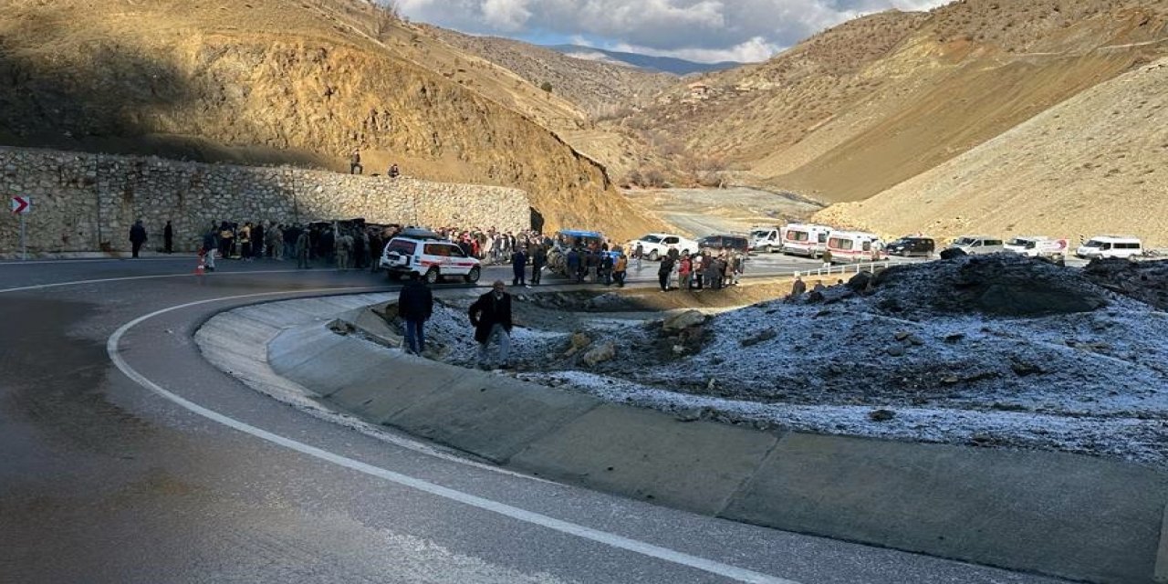 Siirt'te buzlanan yolda tehlike! Minibüs ters döndü: 6'sı ağır 12 yaralı
