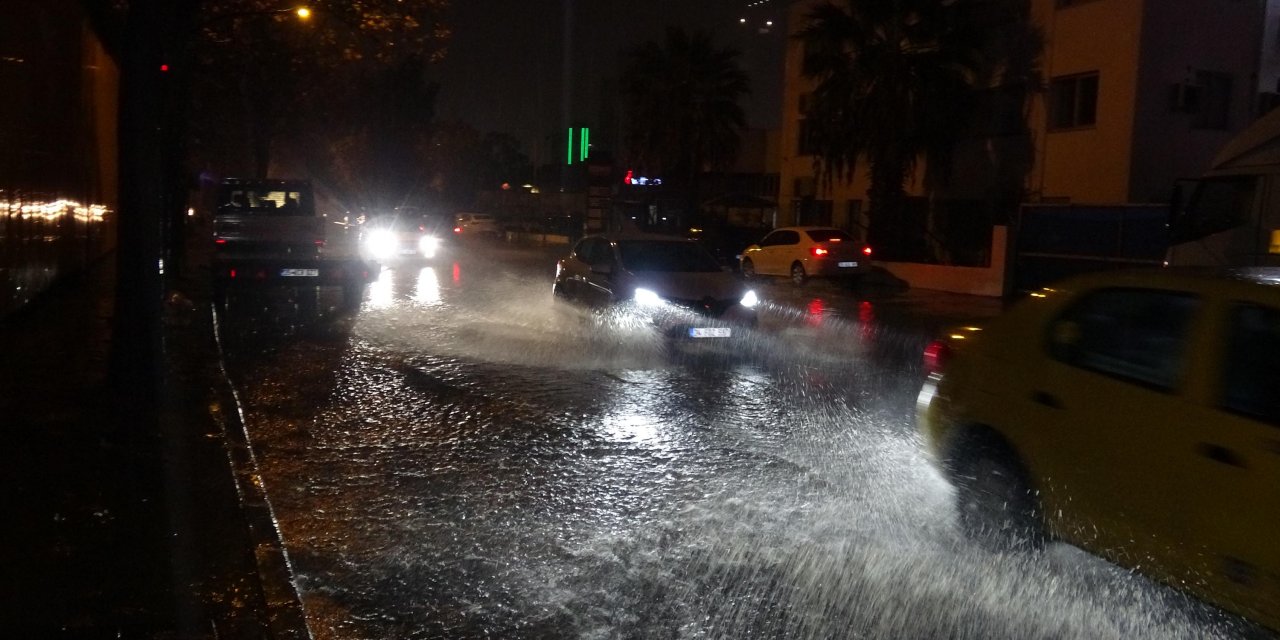 İzmir’de sağanak yaşamı olumsuz etkiledi