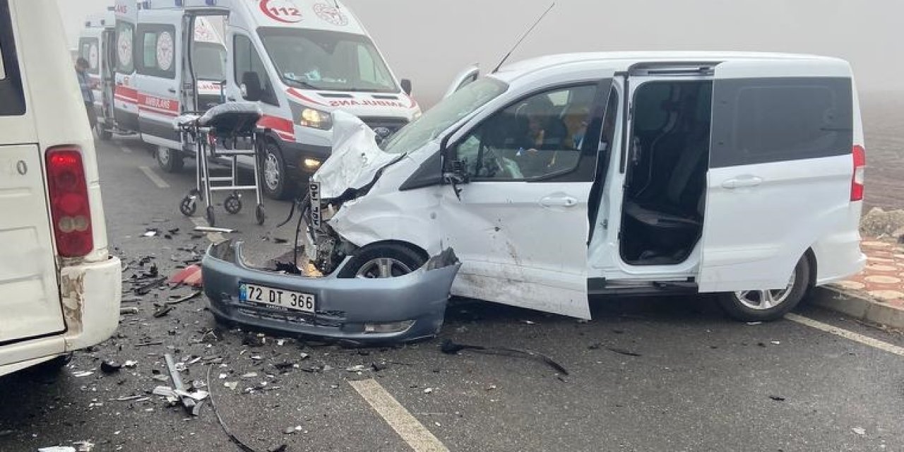Hafif ticari araç ile otomobilin çarpıştığı kazada liseli Muhammed öldü; 1'i ağır, 4 kişi yaralandı