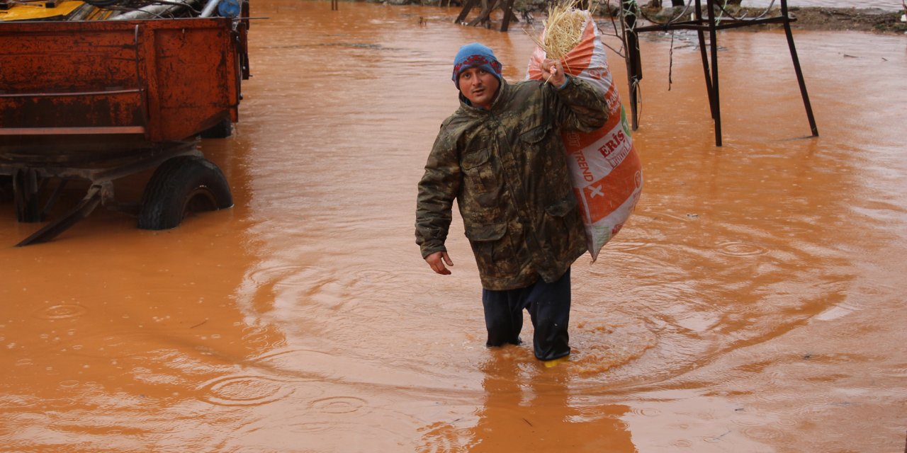 Burdur'da şiddetli yağış; evler ve tarım arazileri su altında kaldı