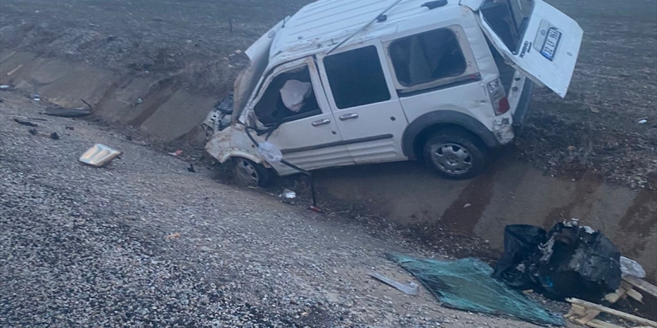 Konya'da hafif ticari araç devrildi, 2 kişi yaralandı