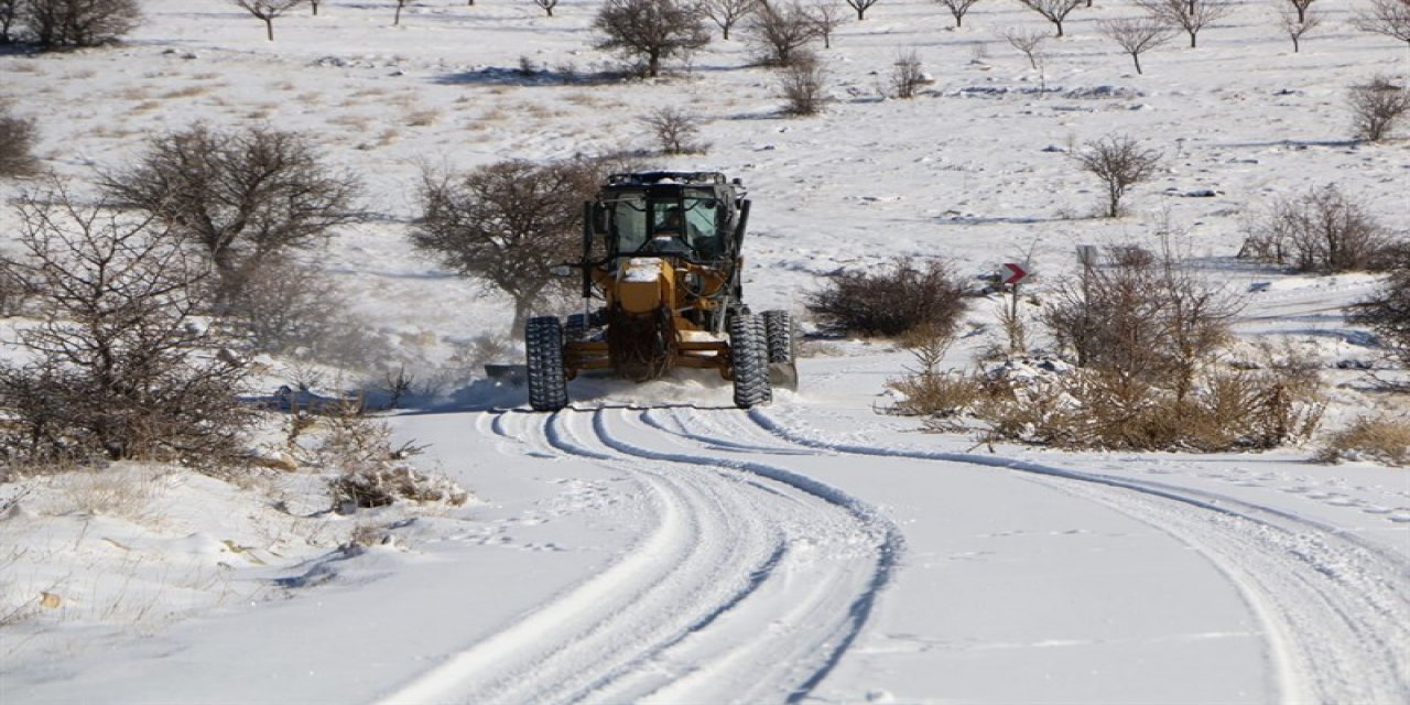 Kardan kapanan 30 köy yolundan 28'i açıldı