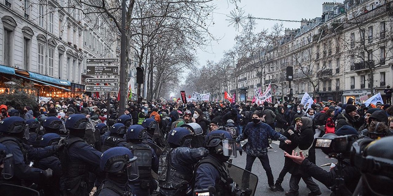 Fransa'da emeklilik reformuna karşı protestoya 1 milyondan fazla katılım