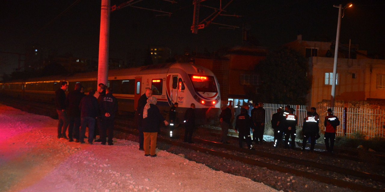 Rayların üzerinden geçerken yolcu treni çarptı: 1 ölü