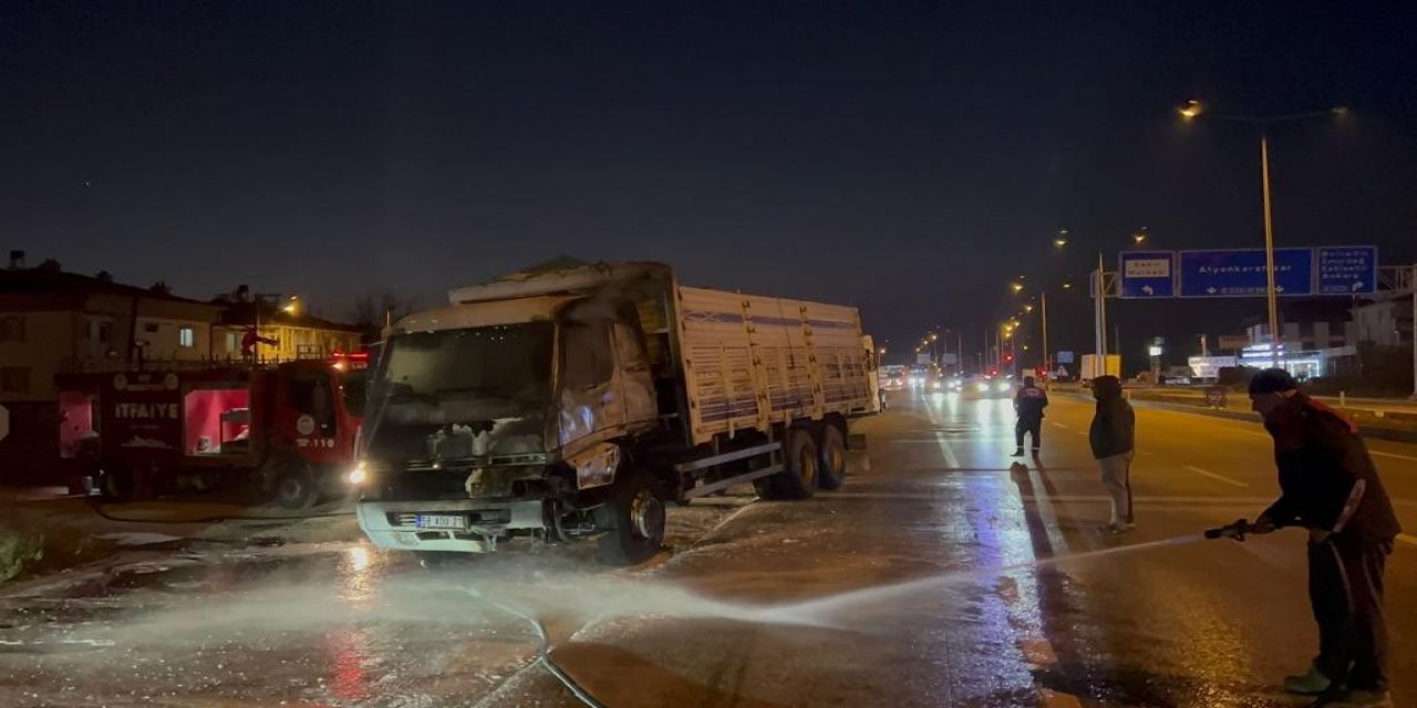 Afyonkarahisar-Konya karayolunda seyir halindeki kamyon alev aldı