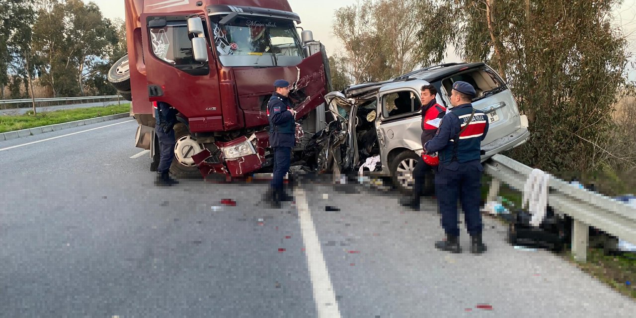 Karşı şeride geçen TIR, iki araca çarptı: 1 ölü, 2 yaralı