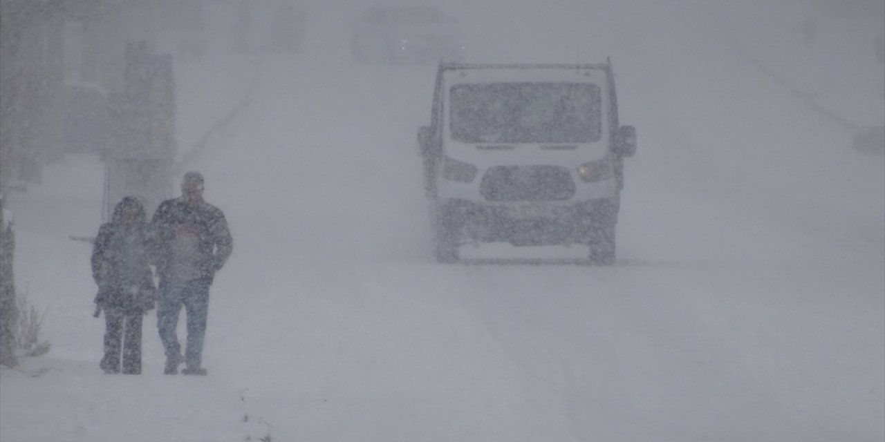 Kars'ta etkili olan kar, ulaşımda aksamalara neden oldu.
