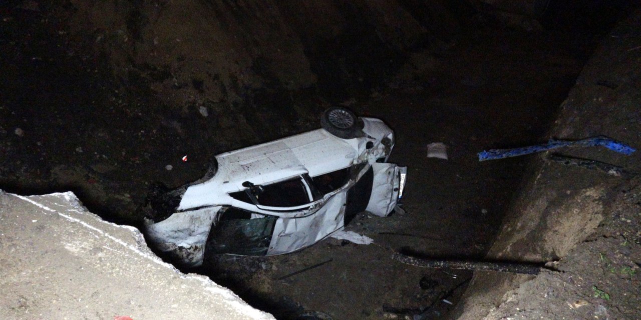 Metro inşaatı nedeniyle kazılan çukura düşen otomobilin sürücüsü yaralandı