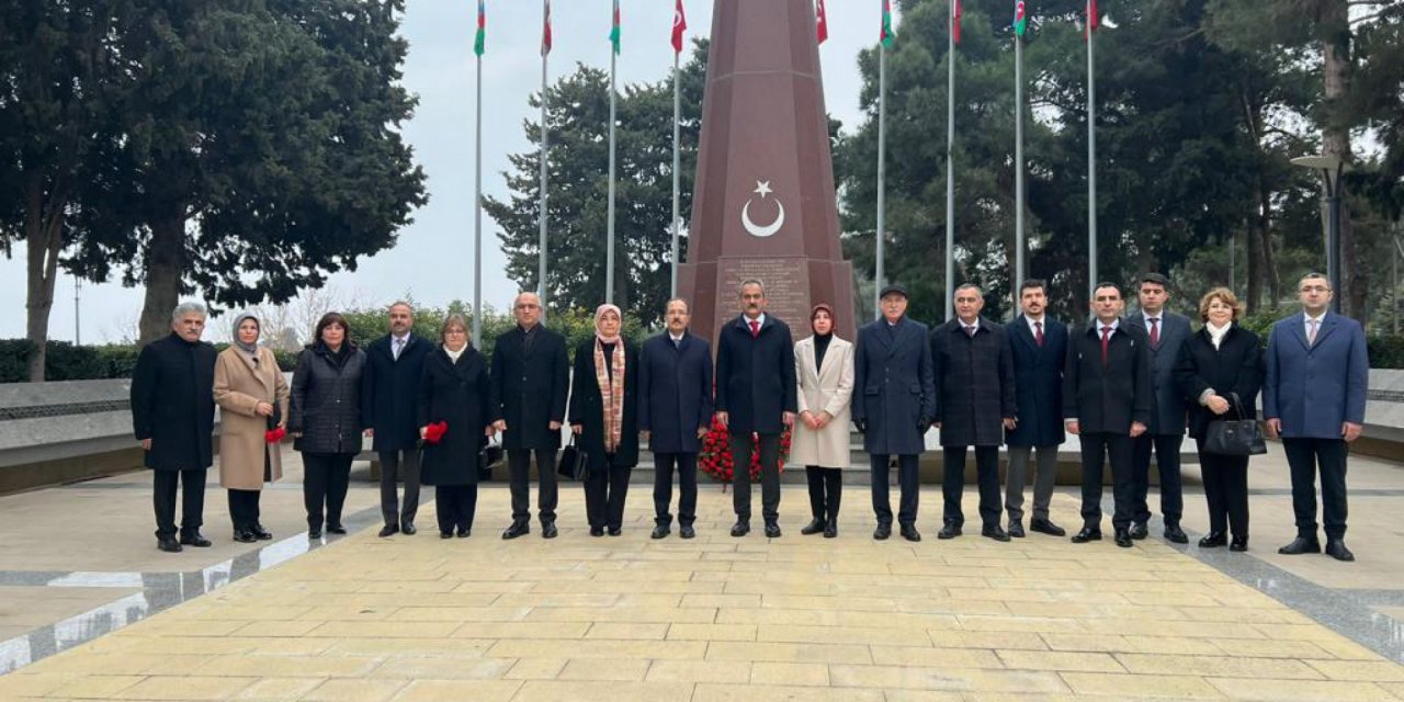 Bakan Özer, Azerbaycan’da Türk Şehitliği’ni ziyaret etti