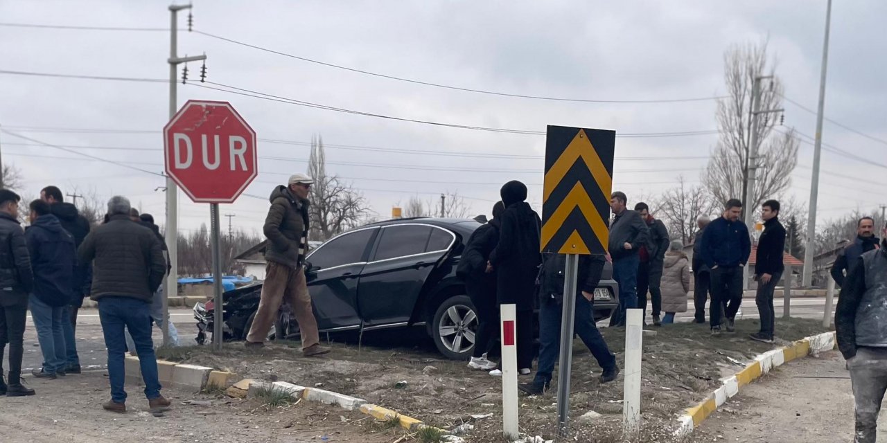 Konya'da iki aracın karıştığı kazada 3 yaralı var