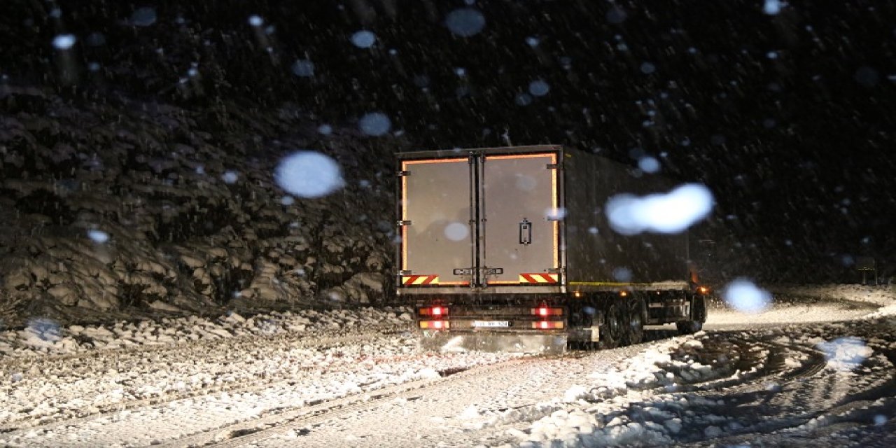 Konya yol durumu son dakika! Yoğun kar yağışı nedeniyle o yol çekici türü araçlara kapatıldı