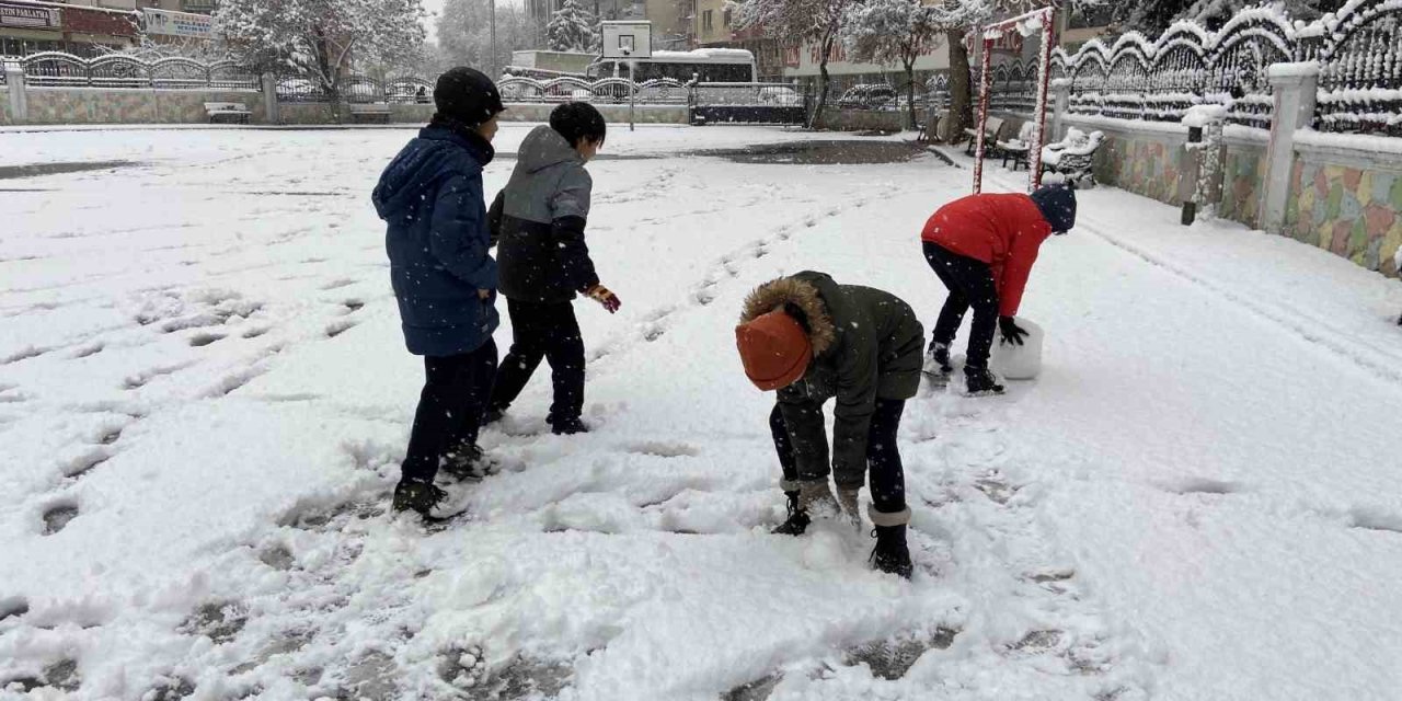 Konya'da kar yağışı vatandaşı sevindirdi
