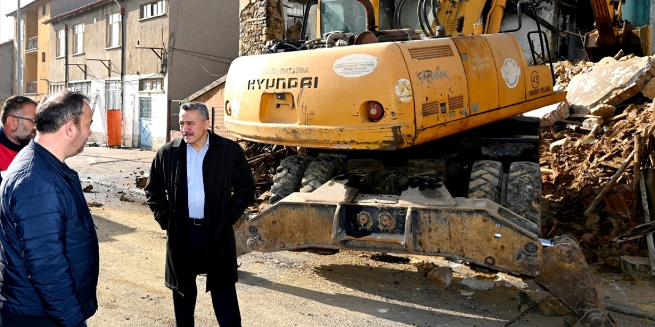 Konya'nın ilçesinde metruk binalar yıkılıyor