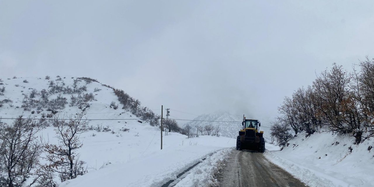 Şırnak'ta 15 yerleşim yeri yolu, kardan kapandı
