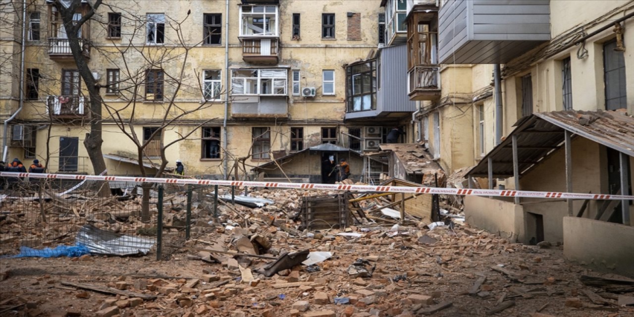 Ukrayna’da füzenin apartmana isabet etmesi sonucu 3 kişi öldü, 8 kişi yaralandı