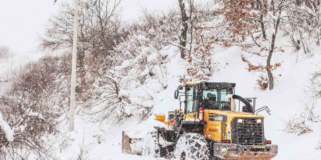 Sakarya’da kardan kapanan yollar ulaşıma açıldı