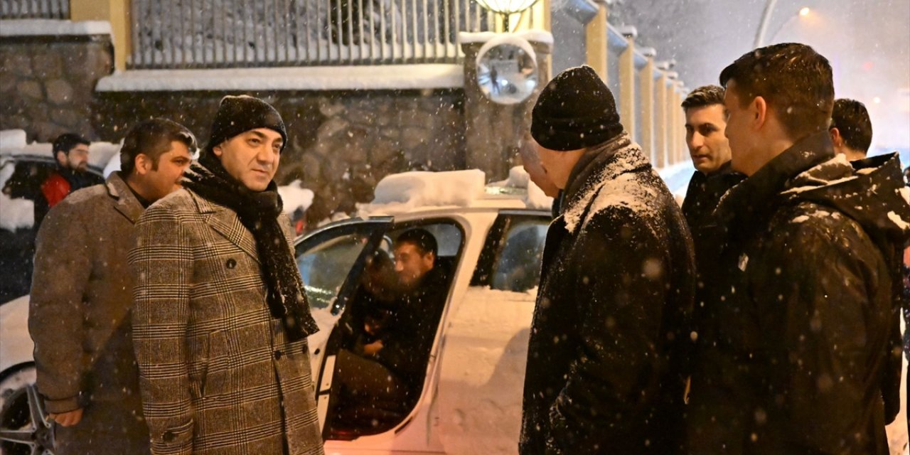 Bakan Soylu, yoğun kar yağışının etkili olduğu Ankara'da incelemelerde bulundu