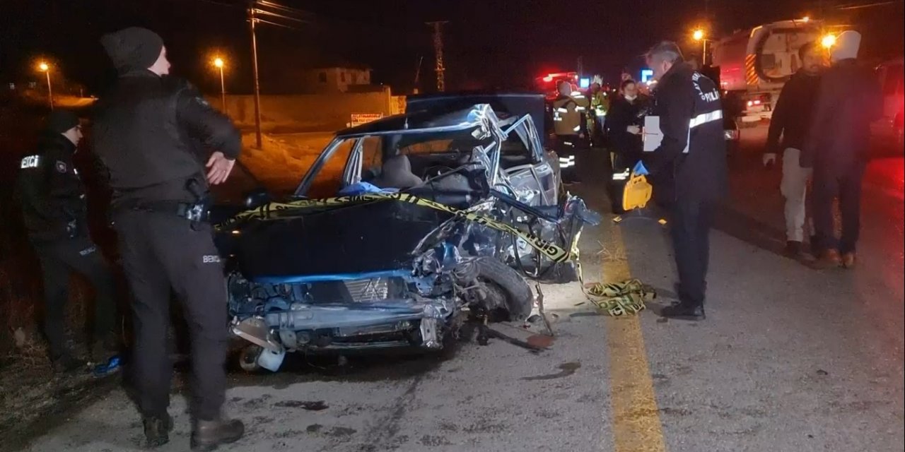 Kamyonet ile otomobil çarpıştı: 1 ölü 3 yaralı