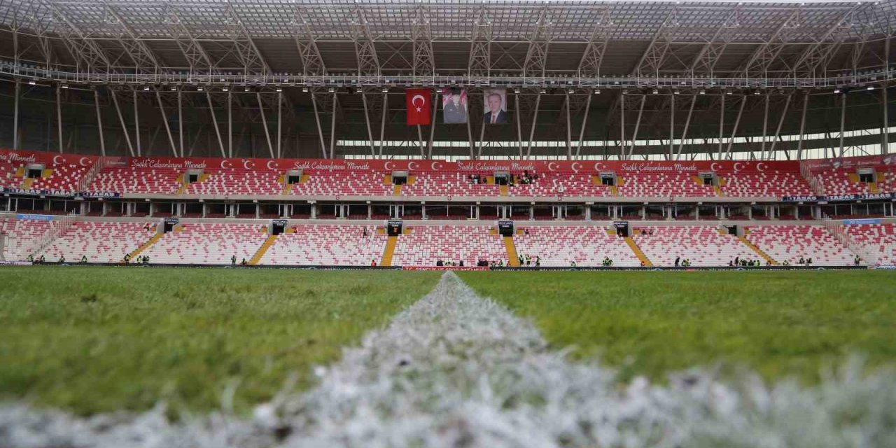 Özel örtüyle korunmuştu! Sivasspor-Beşiktaş maçı öncesi zeminin son durumu