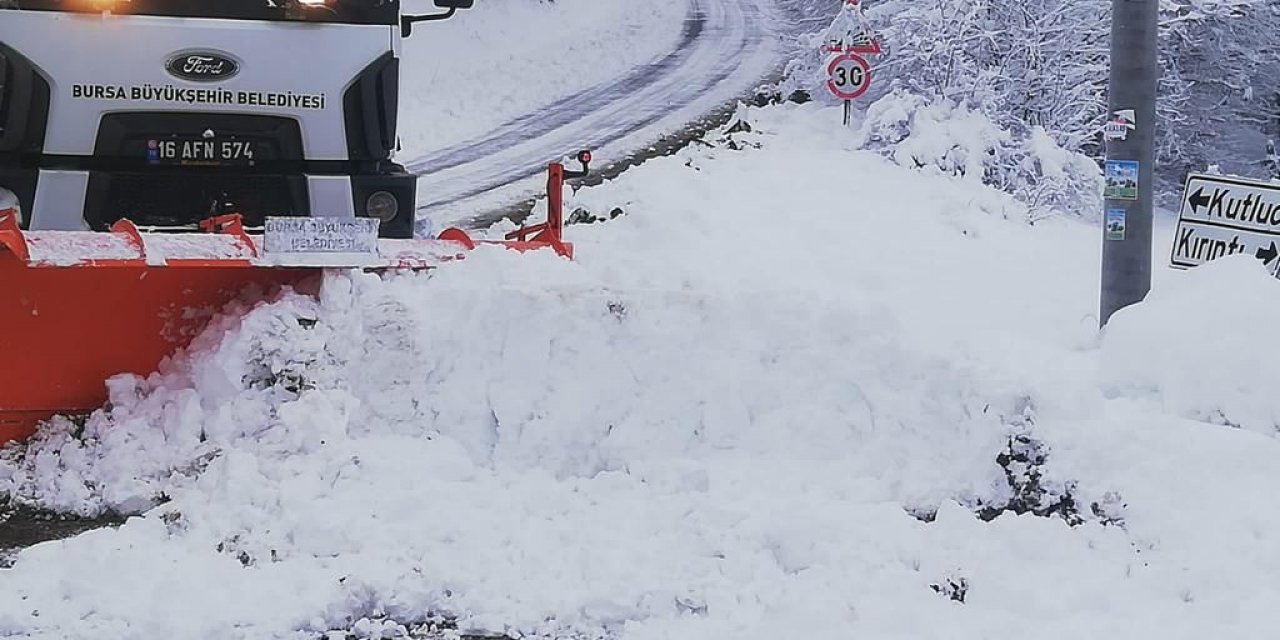 Uludağ'da kar kalınlığı 1 metreye yaklaştı; kent merkezinde ekipler teyakkuzda