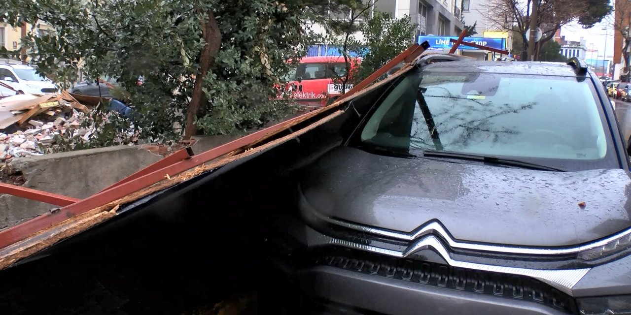 2 otomobilin üzerine inşaat panosu düştü