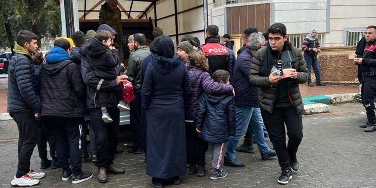 Mehmetçikten deprem bölgesindeki vatandaşlara sıcak yemek desteği