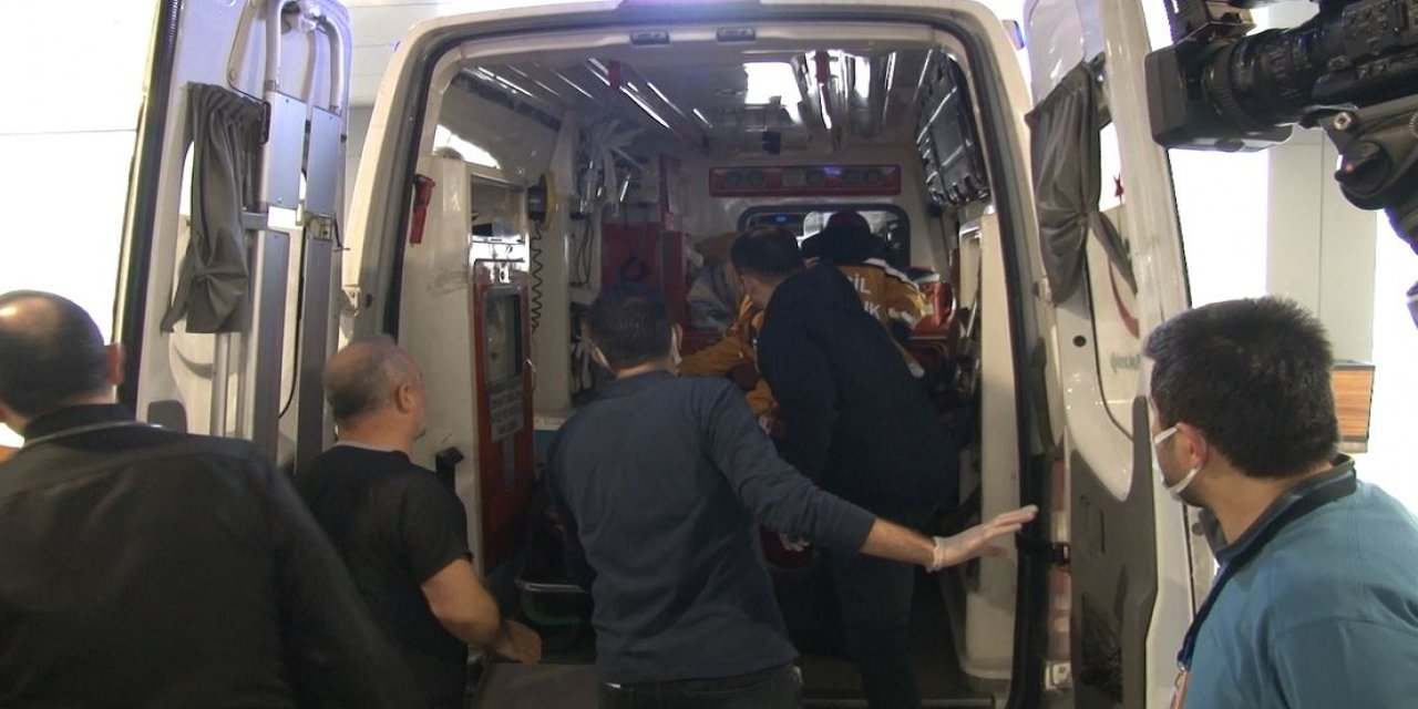 Depremde yaralanan 4 kişi, ambulans uçakla Ankara'ya getirildi