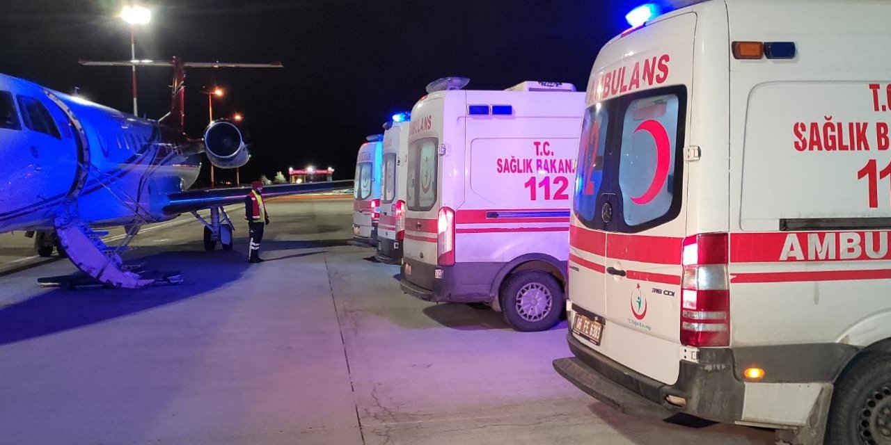 Depremde yaralanan 4 kişi daha ambulans uçakla Ankara'ya getirildi