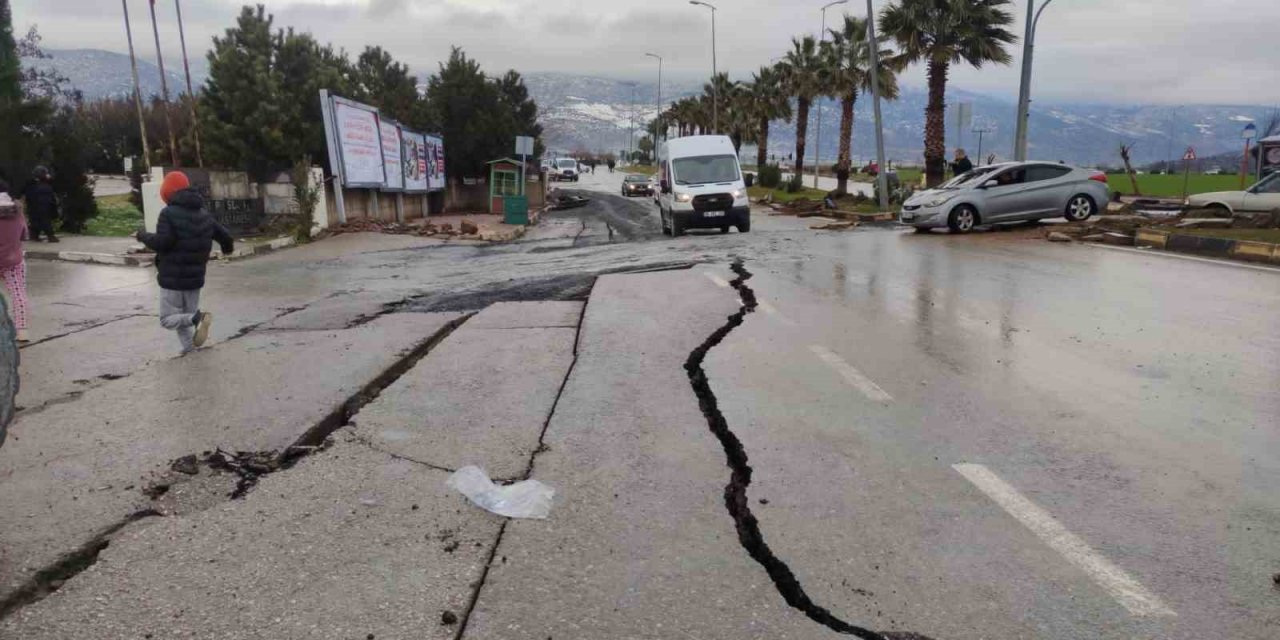 Gaziantep’te deprem sonrası hastanesi bahçesi ve yoldaki asfalt böyle ayrıldı