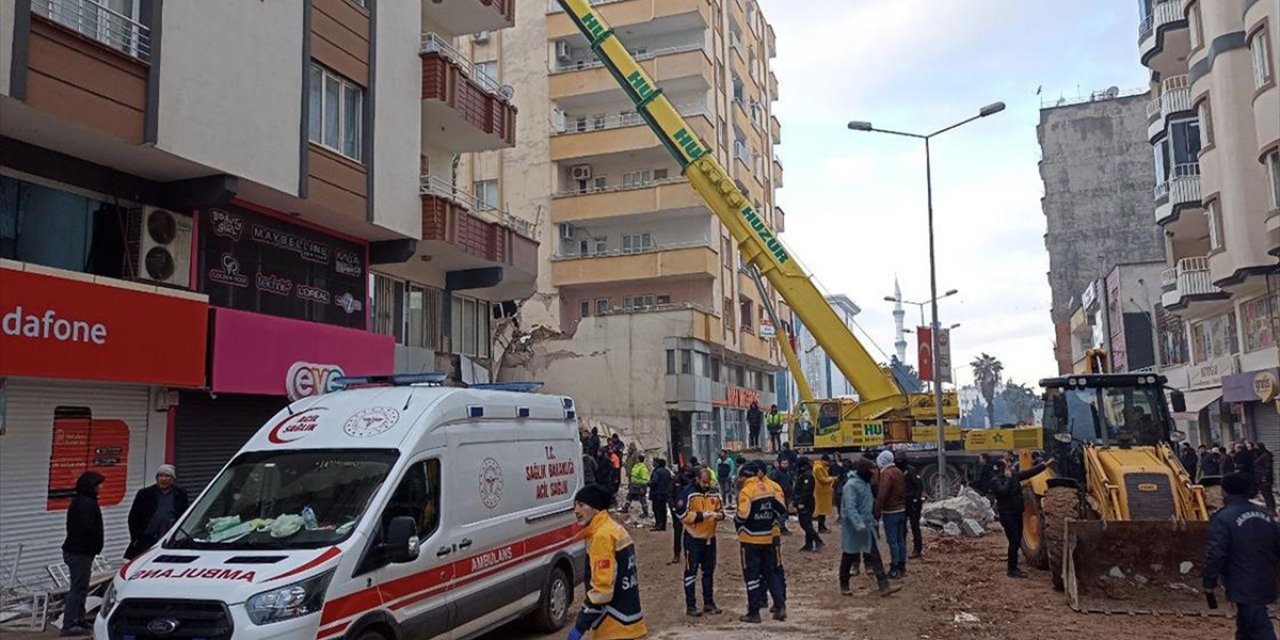 Gaziantep'te yıkılan binanın enkazından 28 saat sonra 4 kişi kurtarıldı
