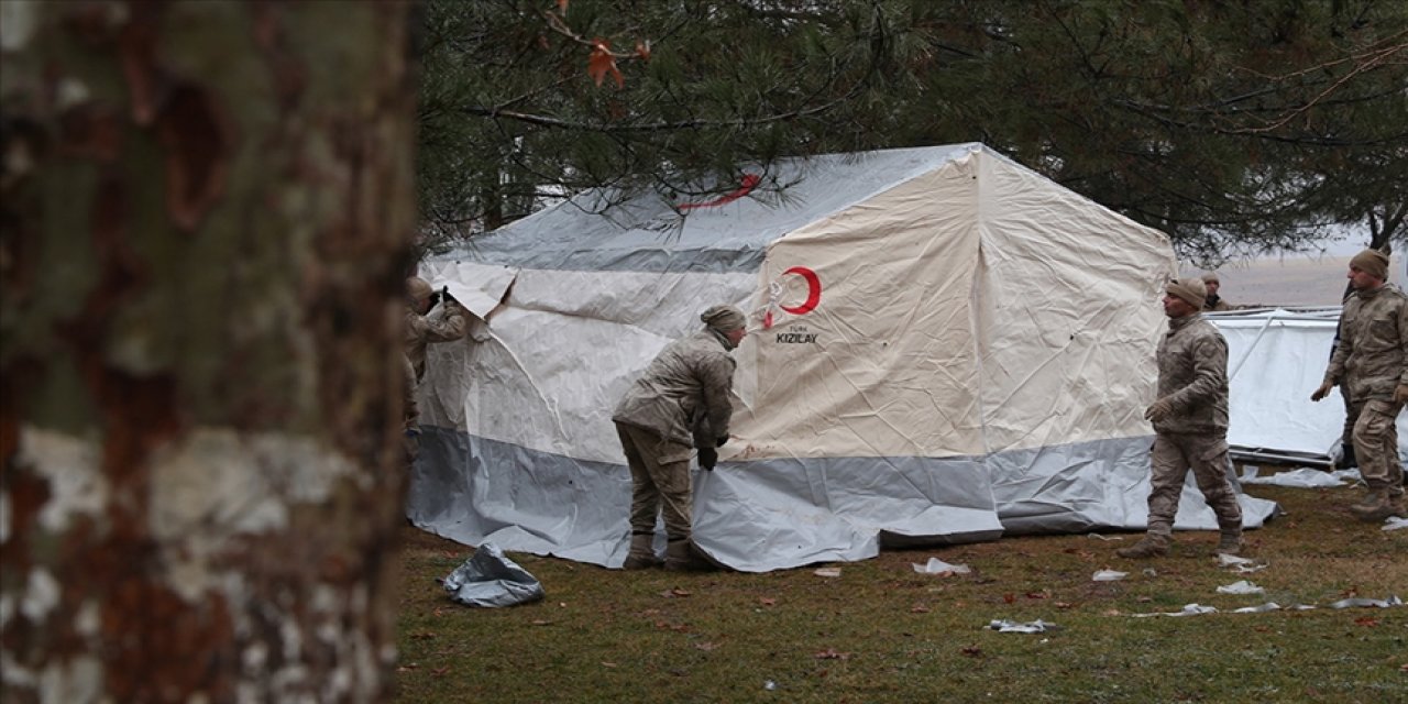 Deprem bölgesinde 10 bin kişilik çadırlar kurulmaya başlandı