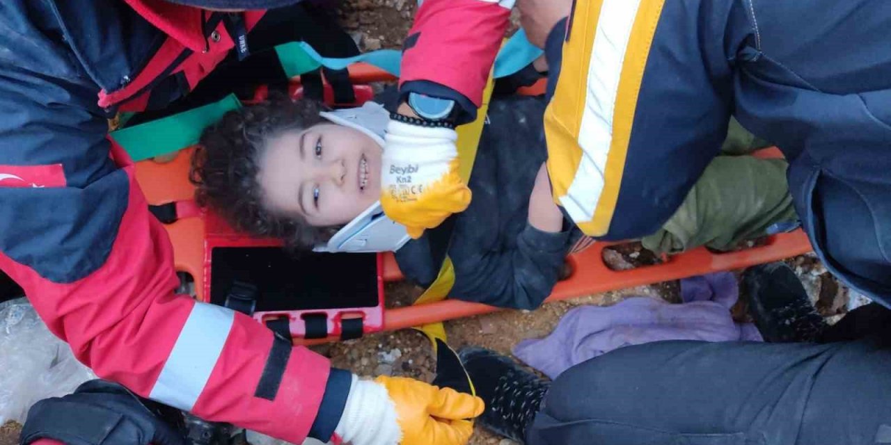 Hatay’da 6 yaşındaki küçük Eymen enkazdan 37 saat sonra sağ olarak kurtarıldı