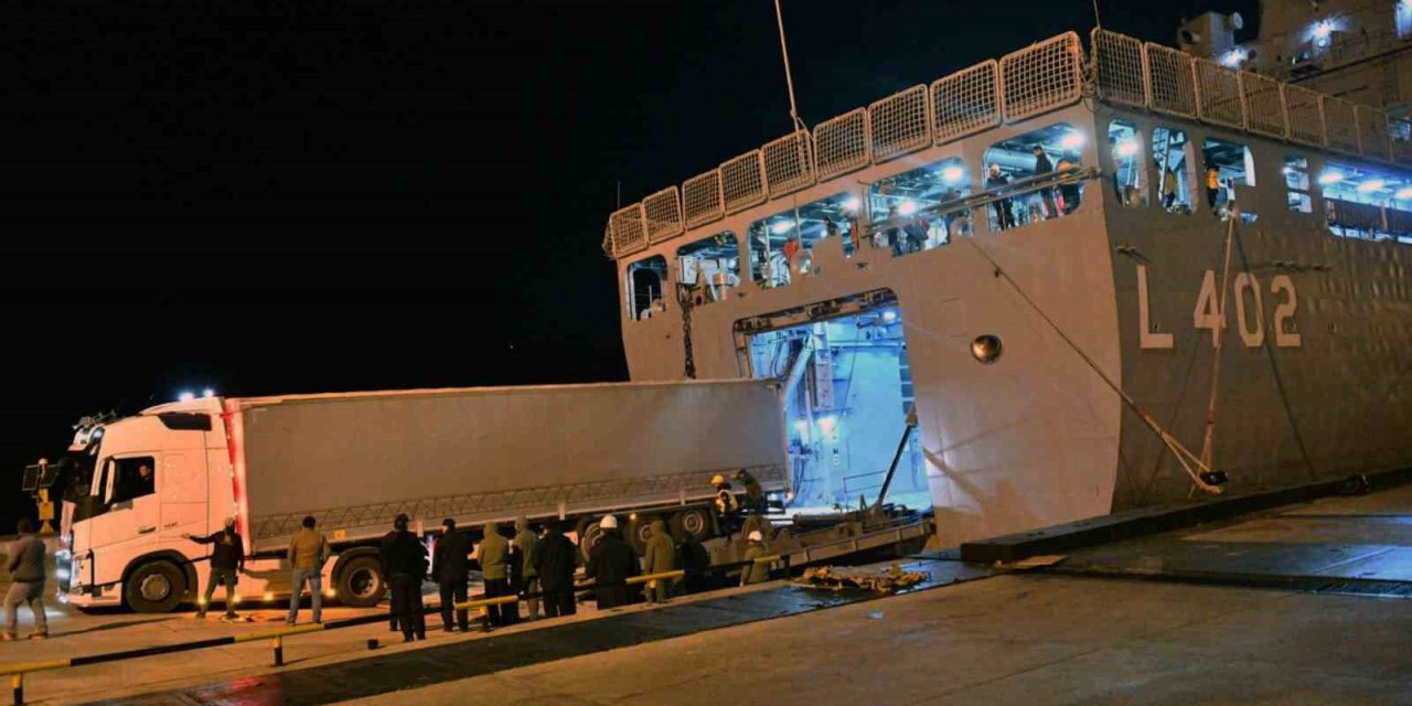 Tıbbi malzemeler askeri gemi ile gönderildi