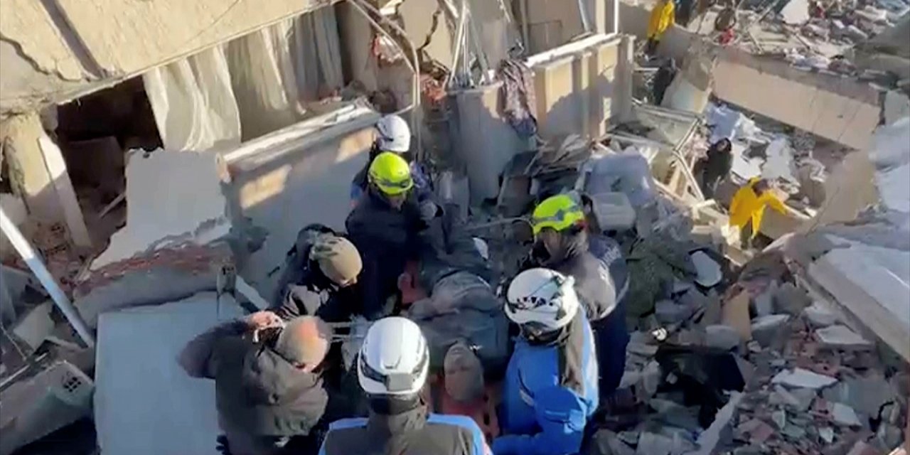 Azerbaycanlı ekipler Kahramanmaraş'ta 3'ü çocuk 16 kişiyi enkaz altından kurtardı