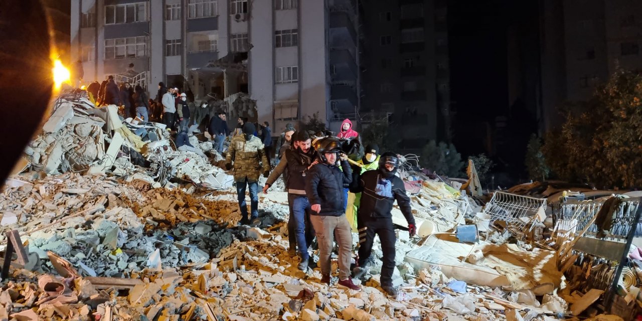 Adana'da 12 katlı binanın enkazından 4 kişinin cansız bedeni çıkarıldı