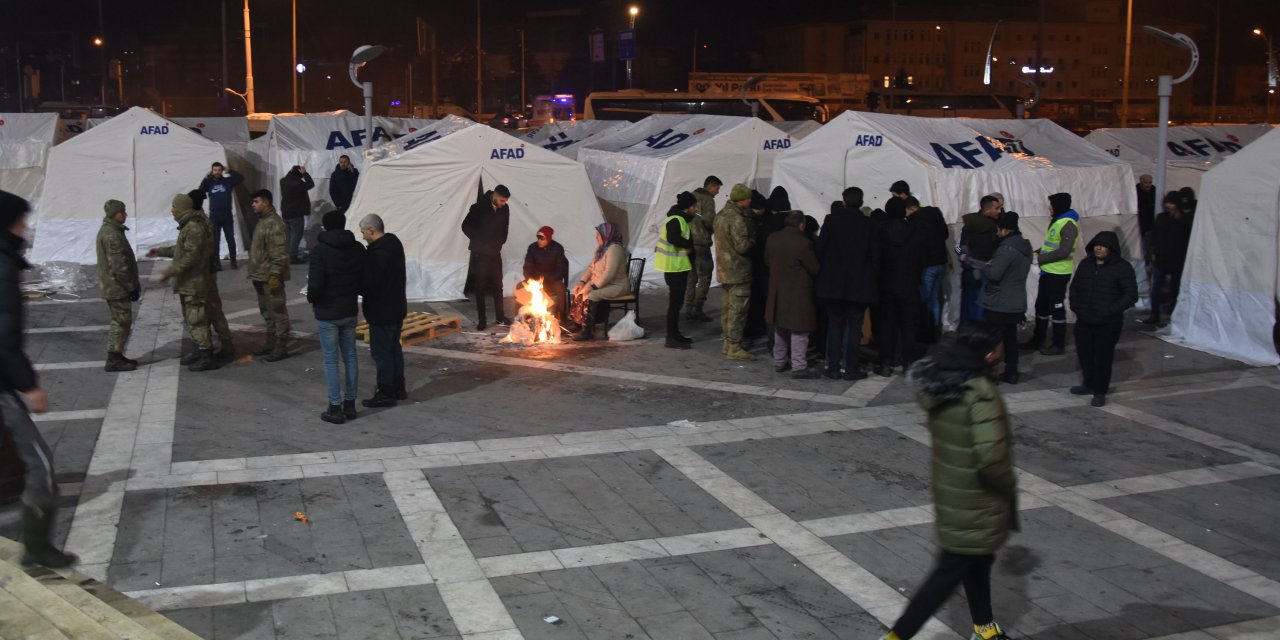 Malatya'da depremzedeler toplanma merkezi ve çadırlarda barınıyor; ateş yakıp ısınıyorlar
