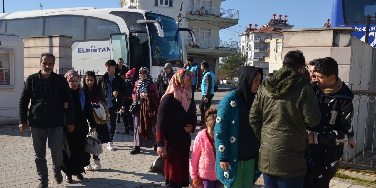 Antalya'ya getirilen depremzedeler, otellere yerleştiriliyor
