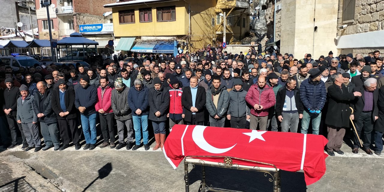 Depremde ölen Uğur öğretmen ile 2 çocuğu toprağa verildi