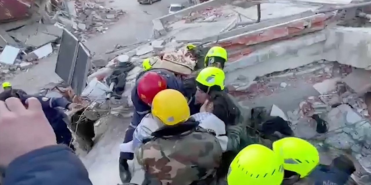 Azerbaycanlı ekipler 8'i çocuk 37 kişiyi enkaz altından kurtardı