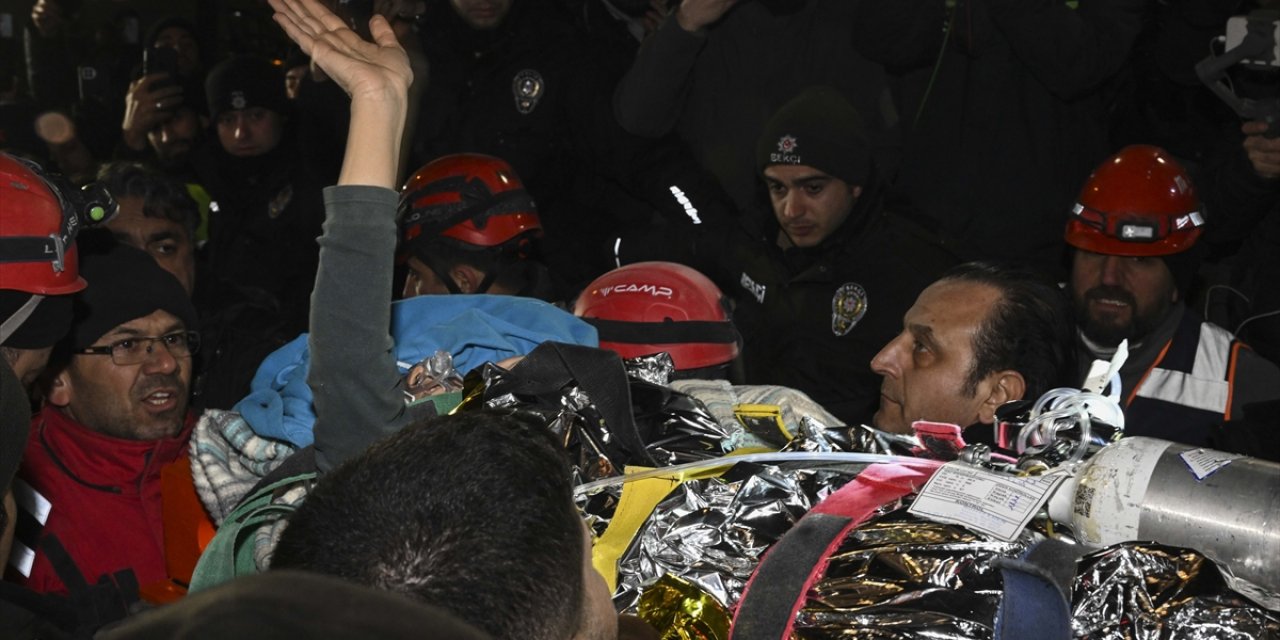 Kahramanmaraş'ta anne ve kızı depremden 92 saat sonra enkazdan kurtarıldı