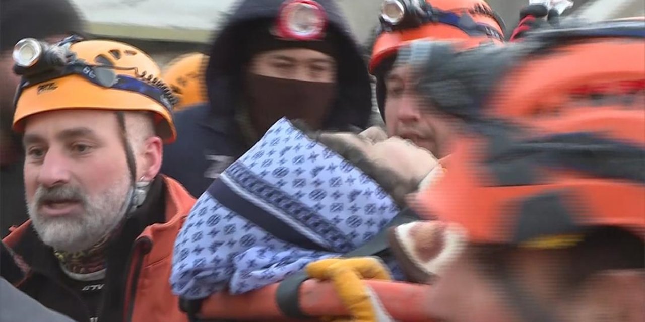 Kahramanmaraş'ta bir genç depremden 96 saat sonra enkazdan kurtarıldı